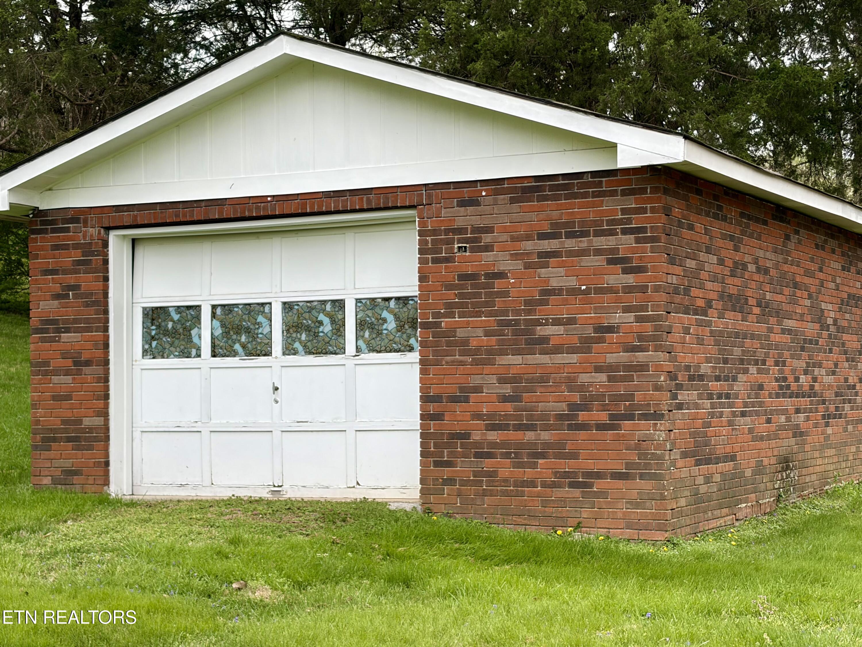 302 South Apache Road Clinton, TN 37716 - Photo 4 of 22 IMG_7935