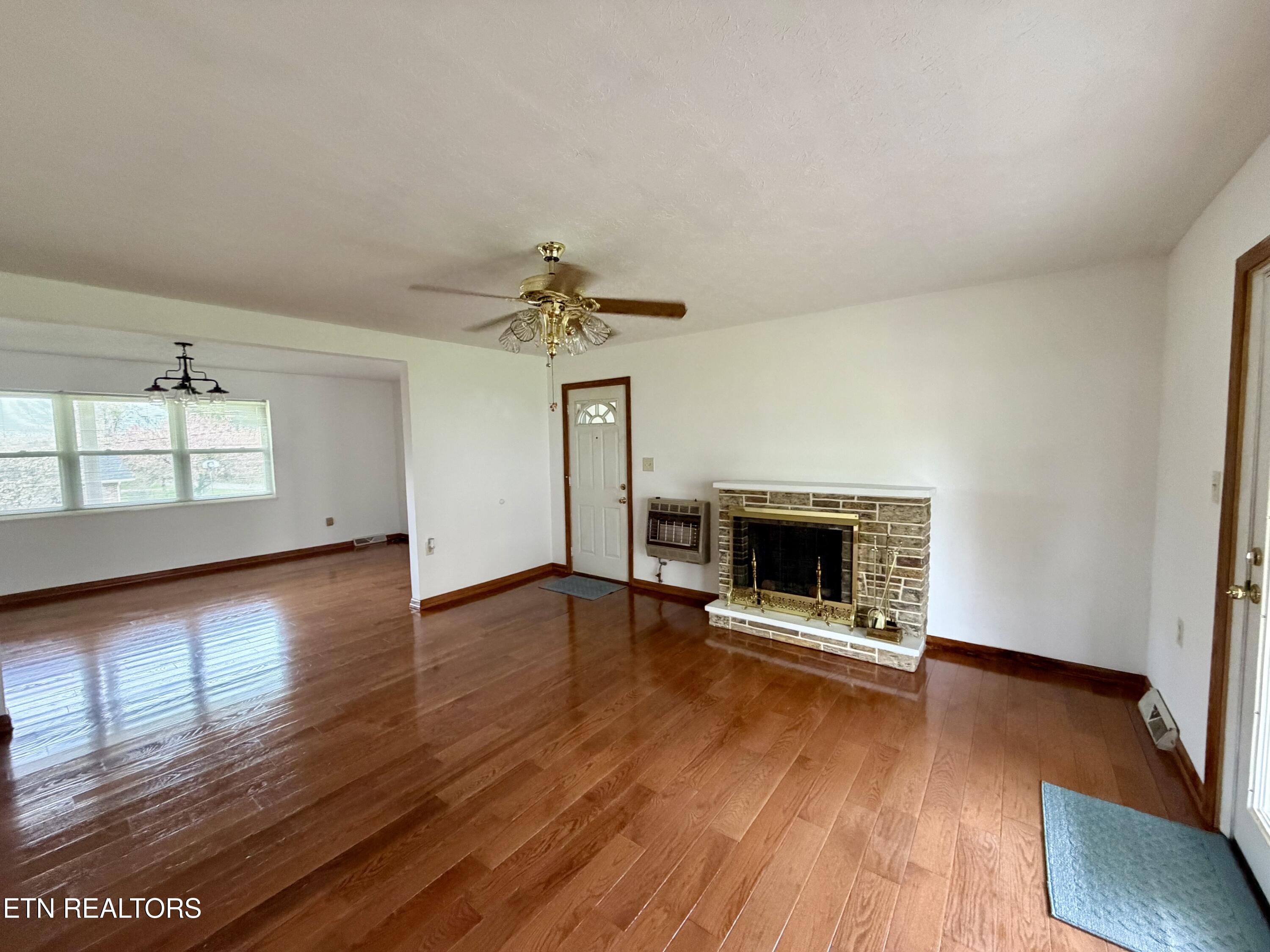 302 South Apache Road Clinton, TN 37716 - Photo 5 of 22 IMG_7933