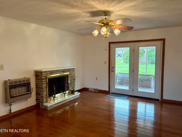 $350,000 | 302 South Apache Road, Clinton, TN 37716