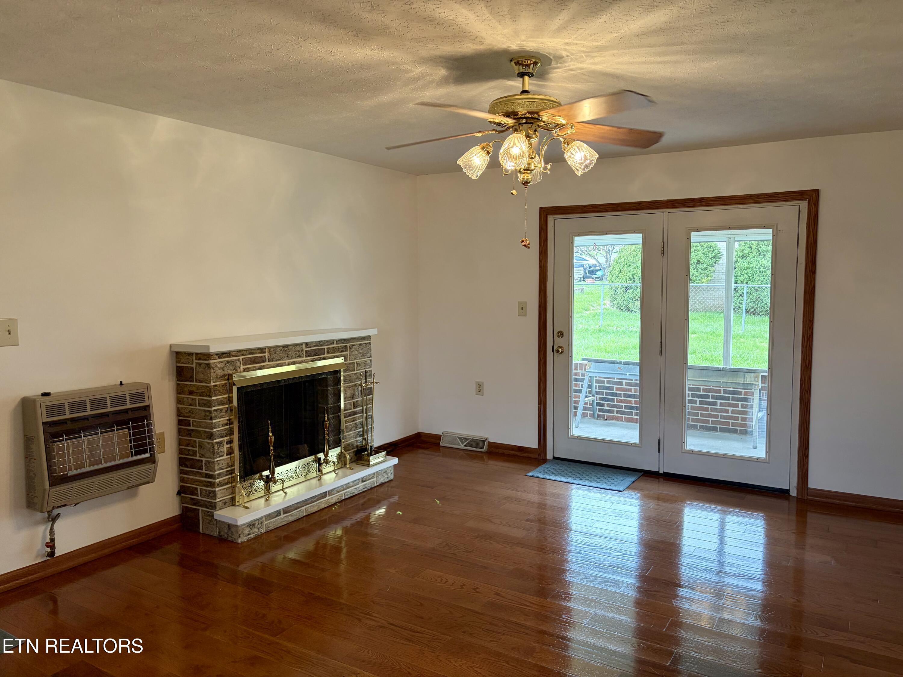 302 South Apache Road Clinton, TN 37716 - Photo 6 of 22 IMG_7919