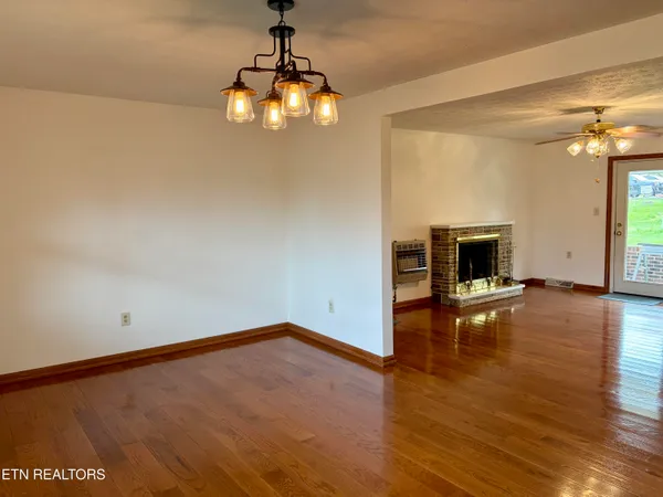 $350,000 | 302 South Apache Road, Clinton, TN 37716