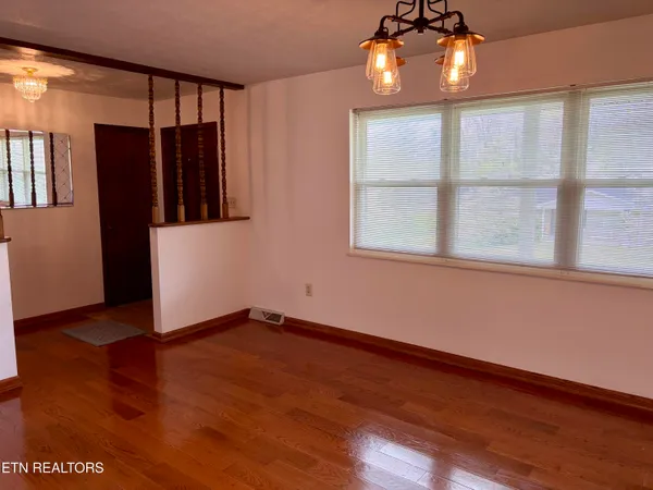 $350,000 | 302 South Apache Road, Clinton, TN 37716