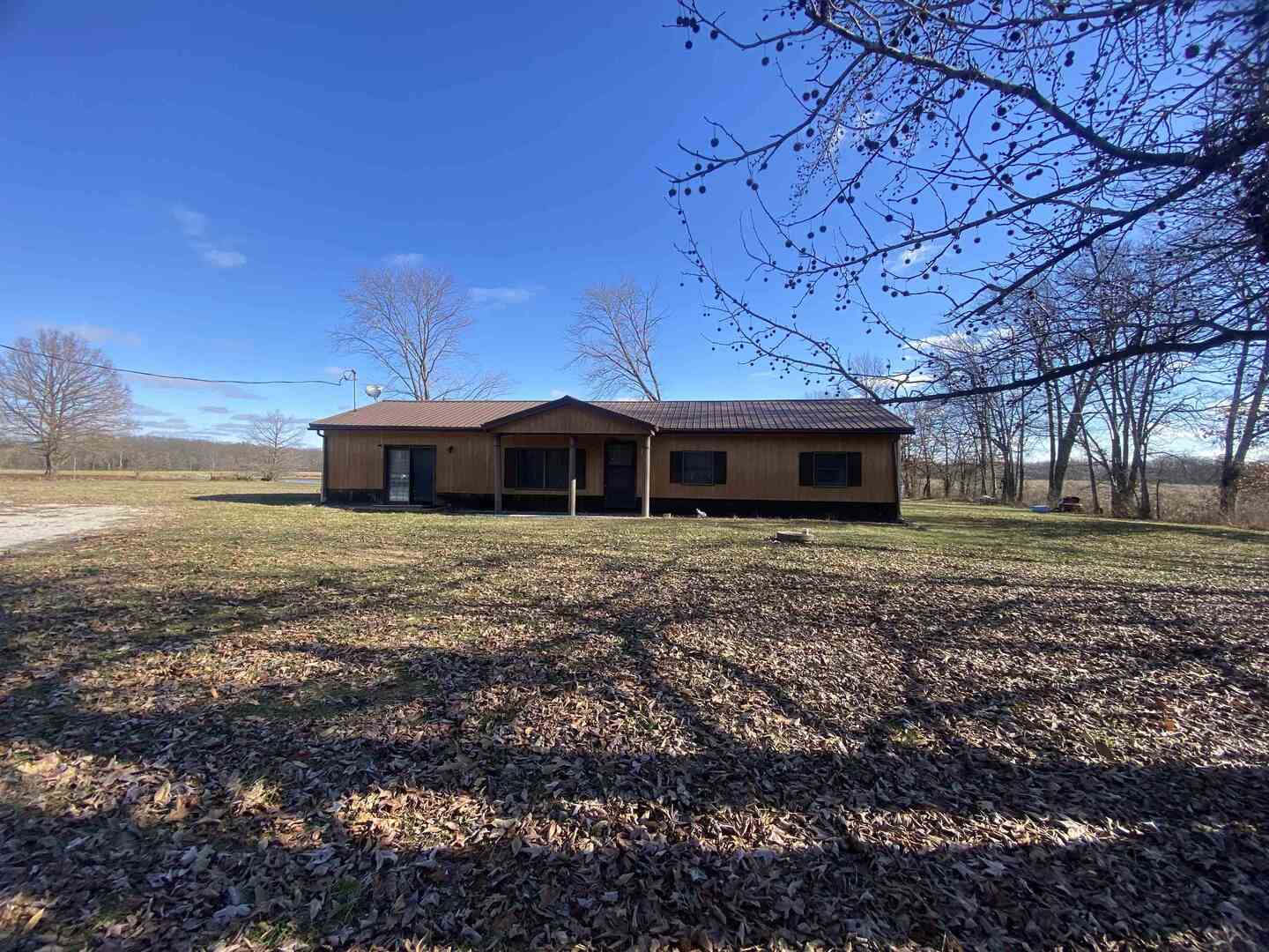 7038 Robin Road Du Bois, IL 62831 - Photo 2 of 29 a front view of a house with a garden