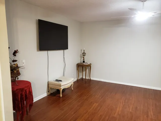 en empty room with wooden floor