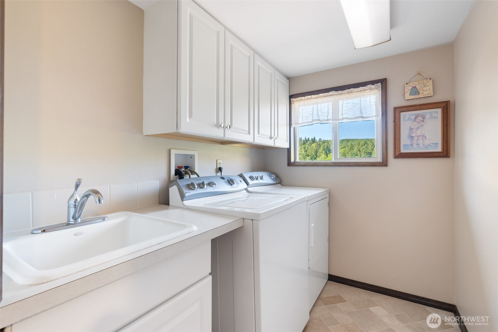 735 Coal Creek Road Chehalis, WA 98532 - Photo 22 of 39 a bathroom with a sink and a window