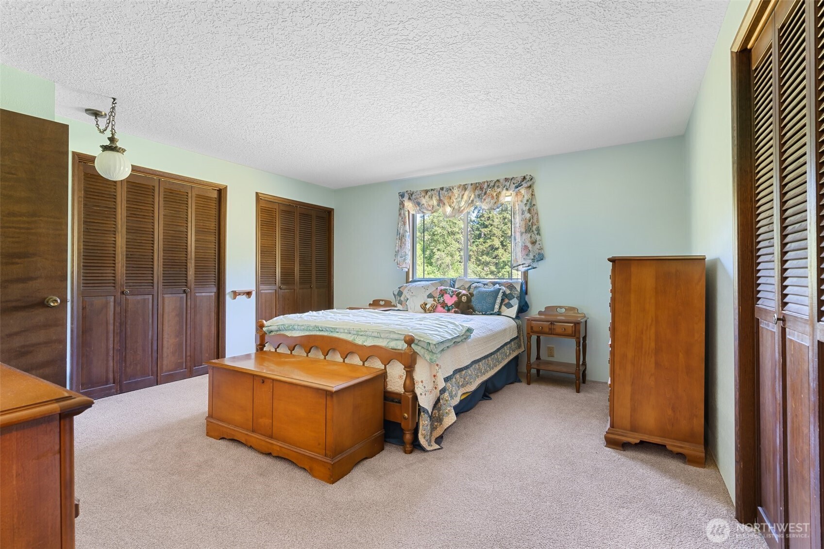 735 Coal Creek Road Chehalis, WA 98532 - Photo 23 of 39 a spacious bedroom with a bed and a window