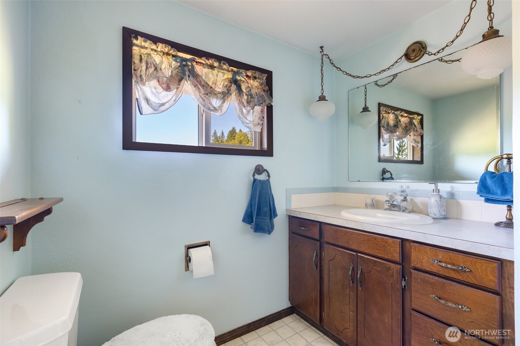 735 Coal Creek Road Chehalis, WA 98532 - Photo 25 of 39 a bathroom with a toilet a sink and mirror