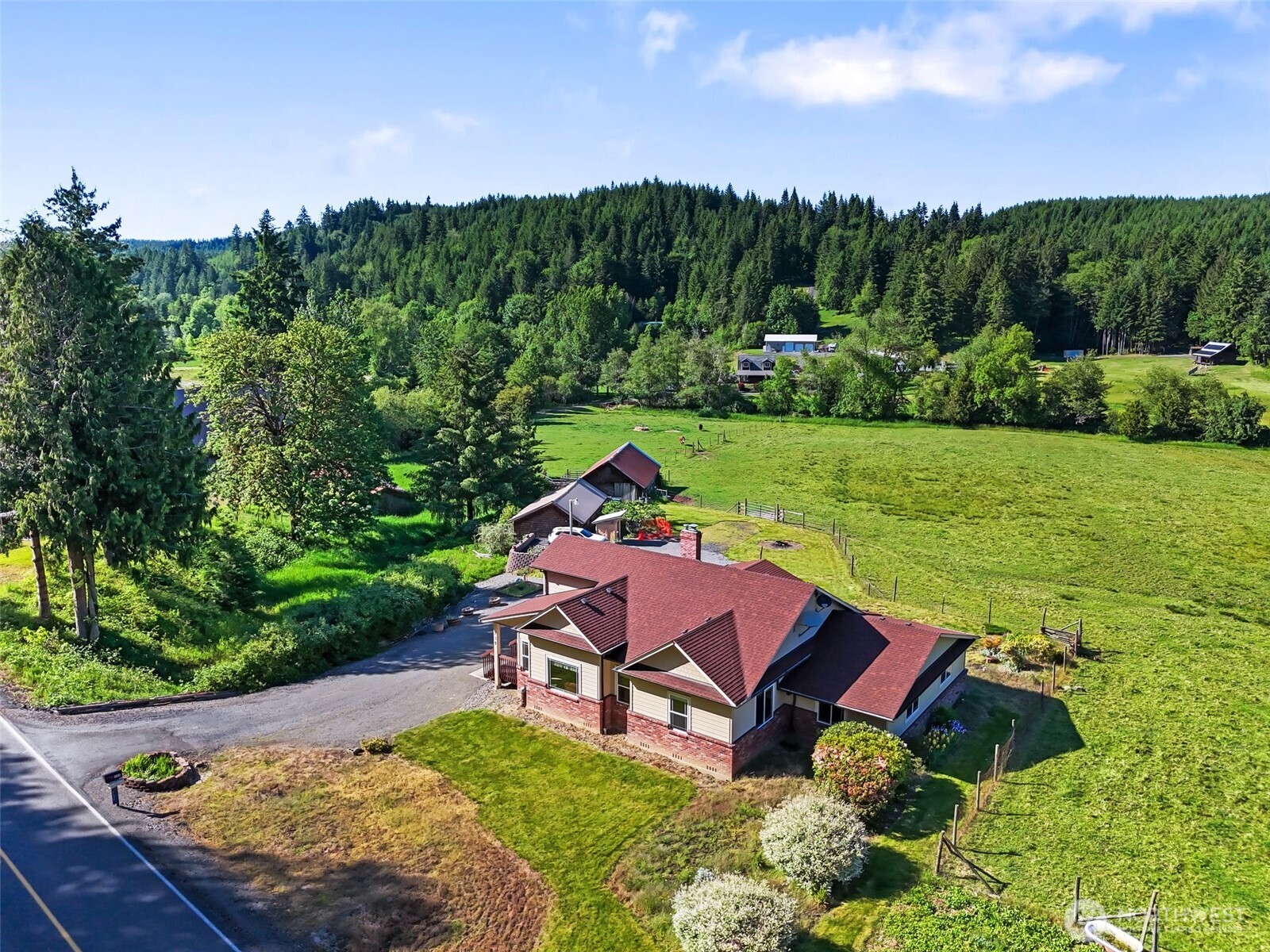 735 Coal Creek Road Chehalis, WA 98532 - Photo 4 of 39 a view of a swimming pool with a yard