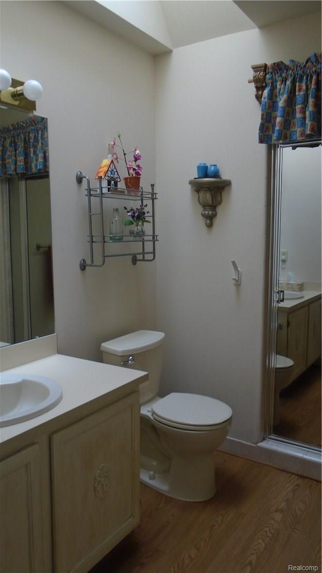 39870 Crosswinds Road Novi, MI 48375 - Photo 37 of 46 Guest full bath with new laminate floor