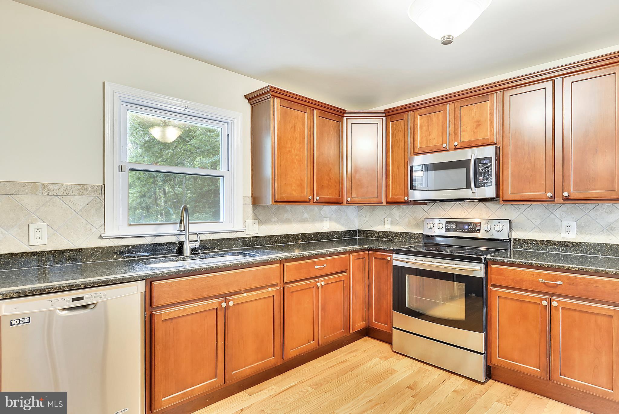7301 Token Valley Road Manassas, VA 20112 - Photo 2 of 29 Kitchen w/ GRANITE COUNTERTOPS & SS Appliances