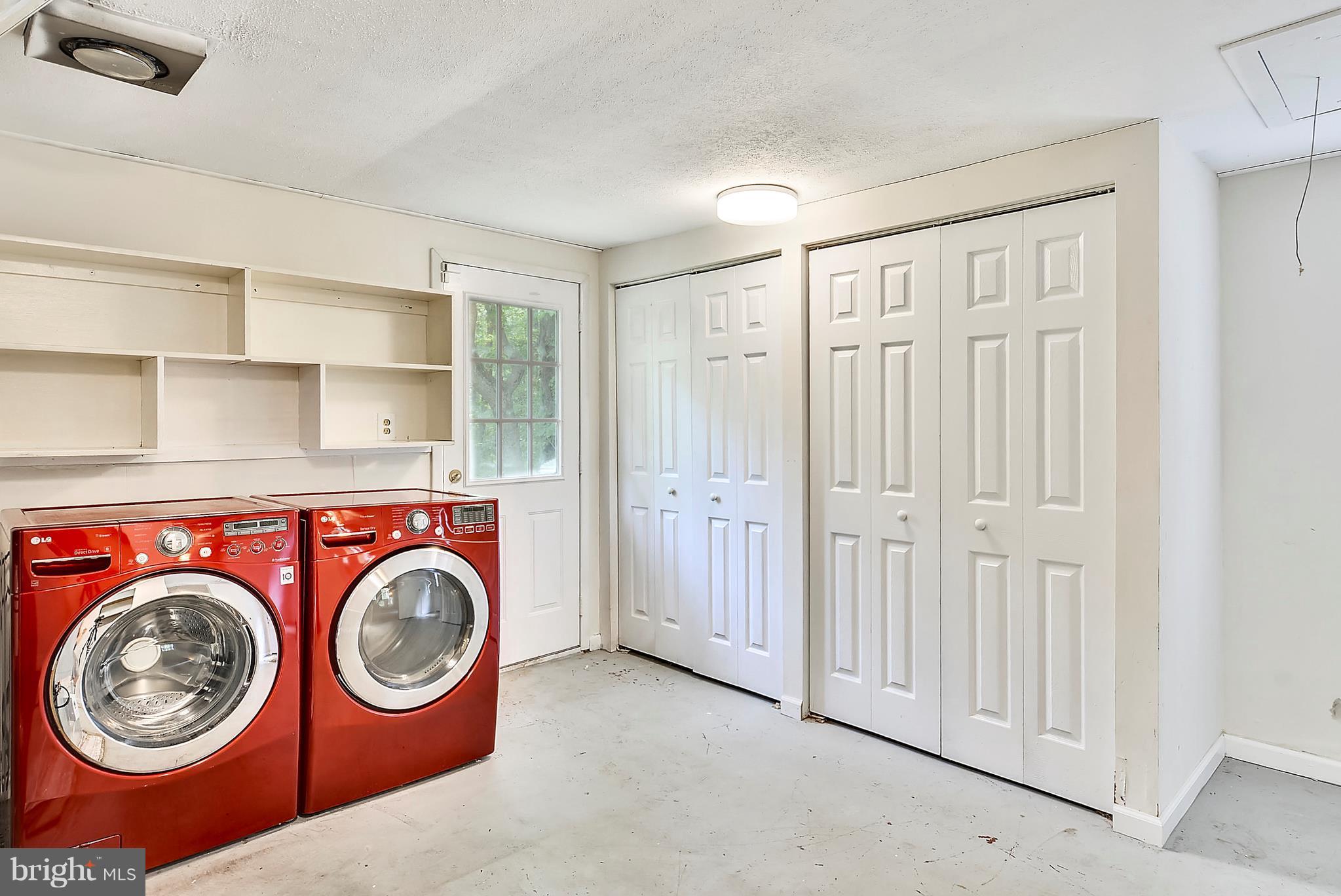 7301 Token Valley Road Manassas, VA 20112 - Photo 16 of 29 Large Mud Room w/ Front Load Washer/Dryer