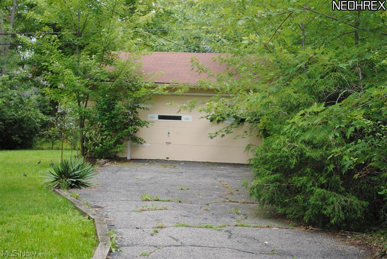 895 Englewood Road Cleveland Heights, OH 44121 - Photo 10 of 12