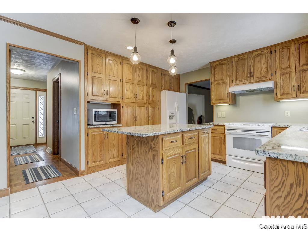 112 Wild Rose Lane Rochester, IL 62563 - Photo 5 of 32