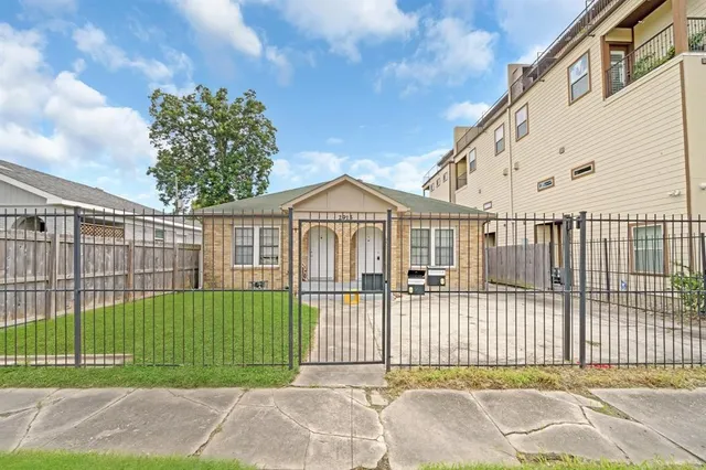 $950 | 2915 Isabella Street, Unit B, Houston, TX 77004