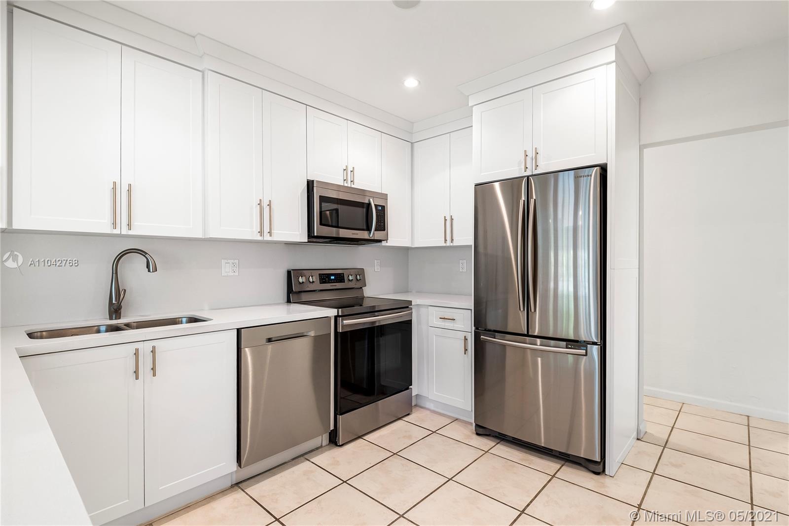 380 Ridgewood Road Key Biscayne, FL 33149 - Photo 11 of 31