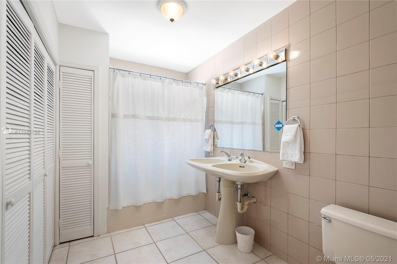 380 Ridgewood Road Key Biscayne, FL 33149 - Photo 18 of 31