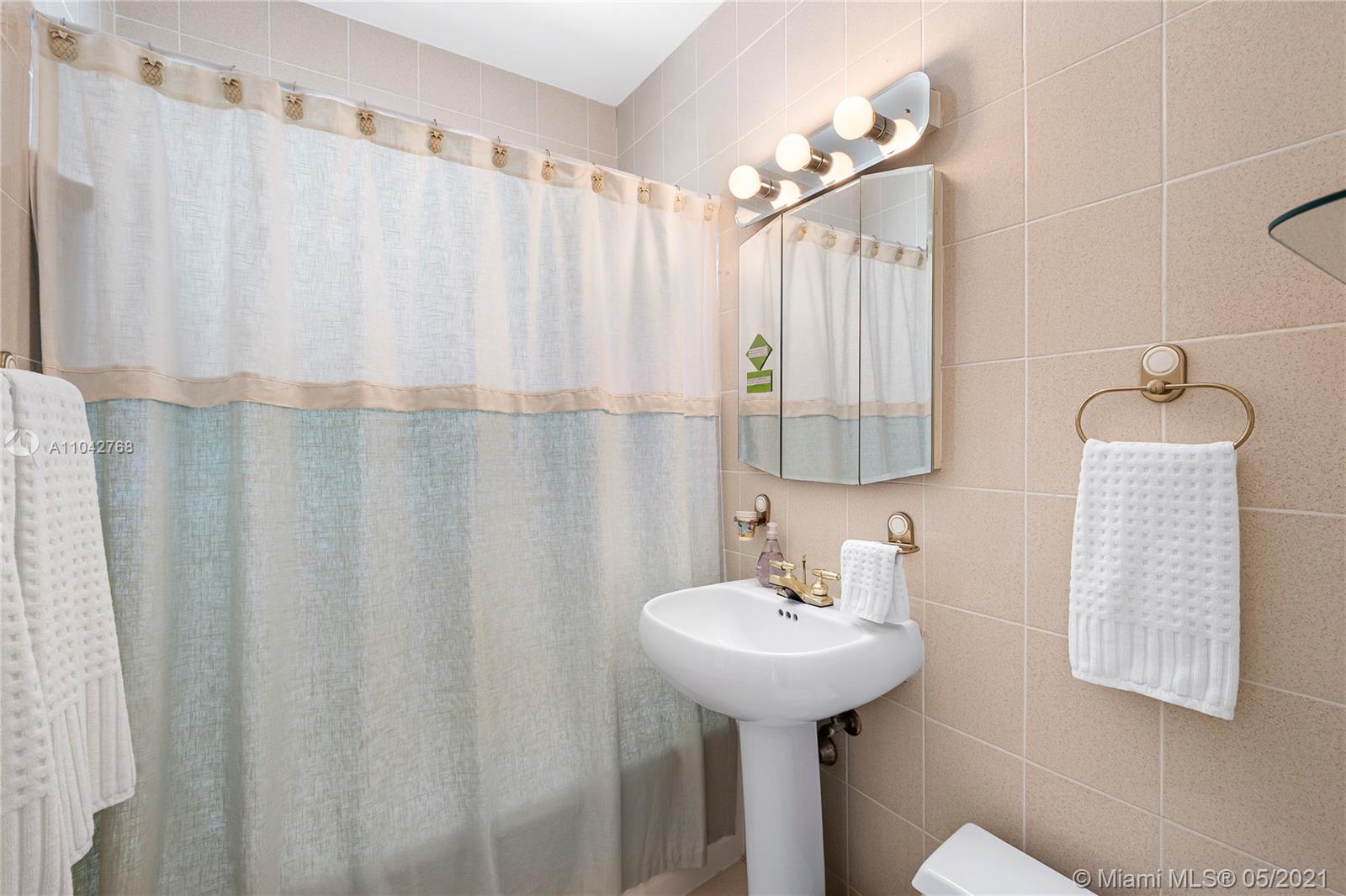 380 Ridgewood Road Key Biscayne, FL 33149 - Photo 20 of 31
