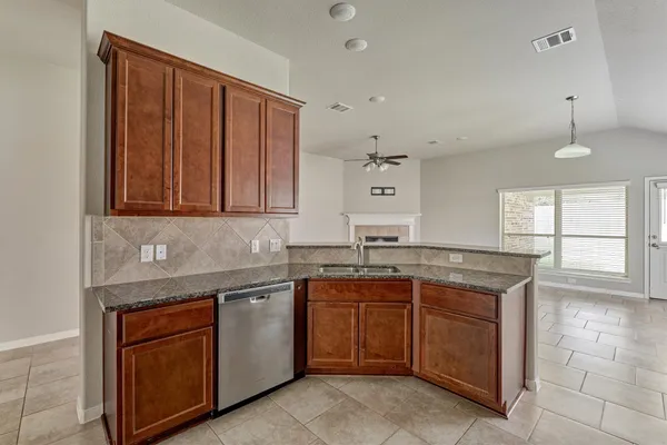 $2,200 | 3303 Woodchuck Road, Montgomery, TX 77356