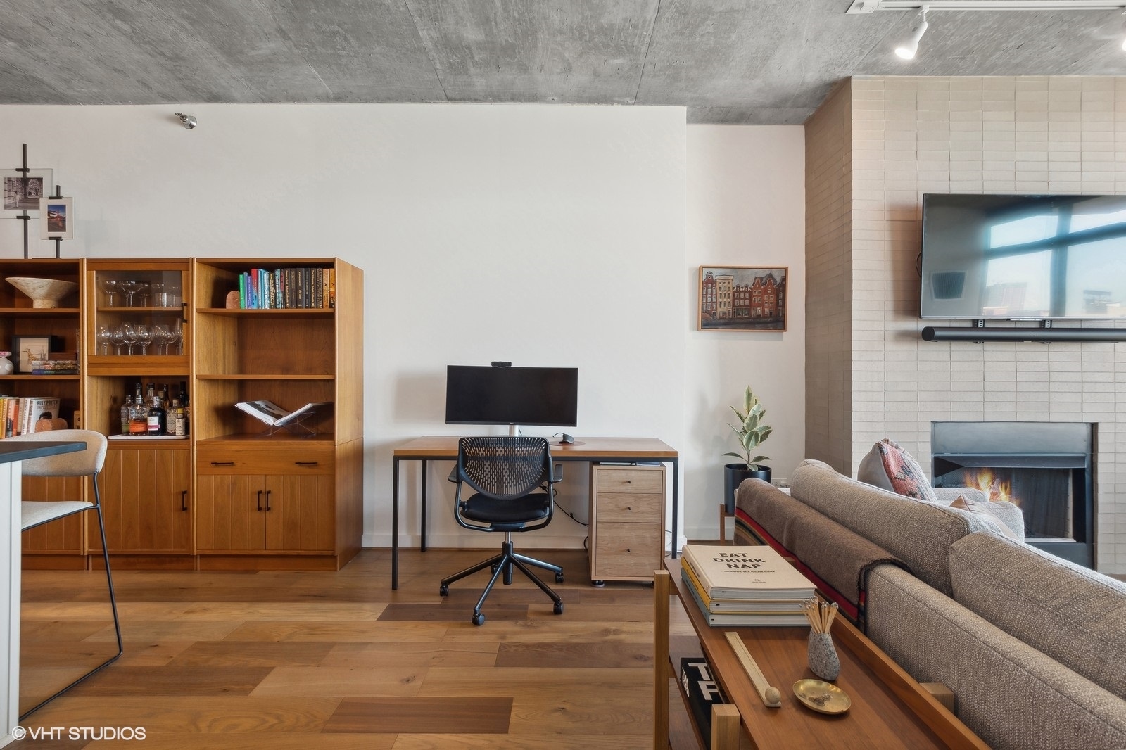 321 South Sangamon Street, Unit 502 Chicago, IL 60607 - Photo 8 of 19 a view of a livingroom with workspace and a couch