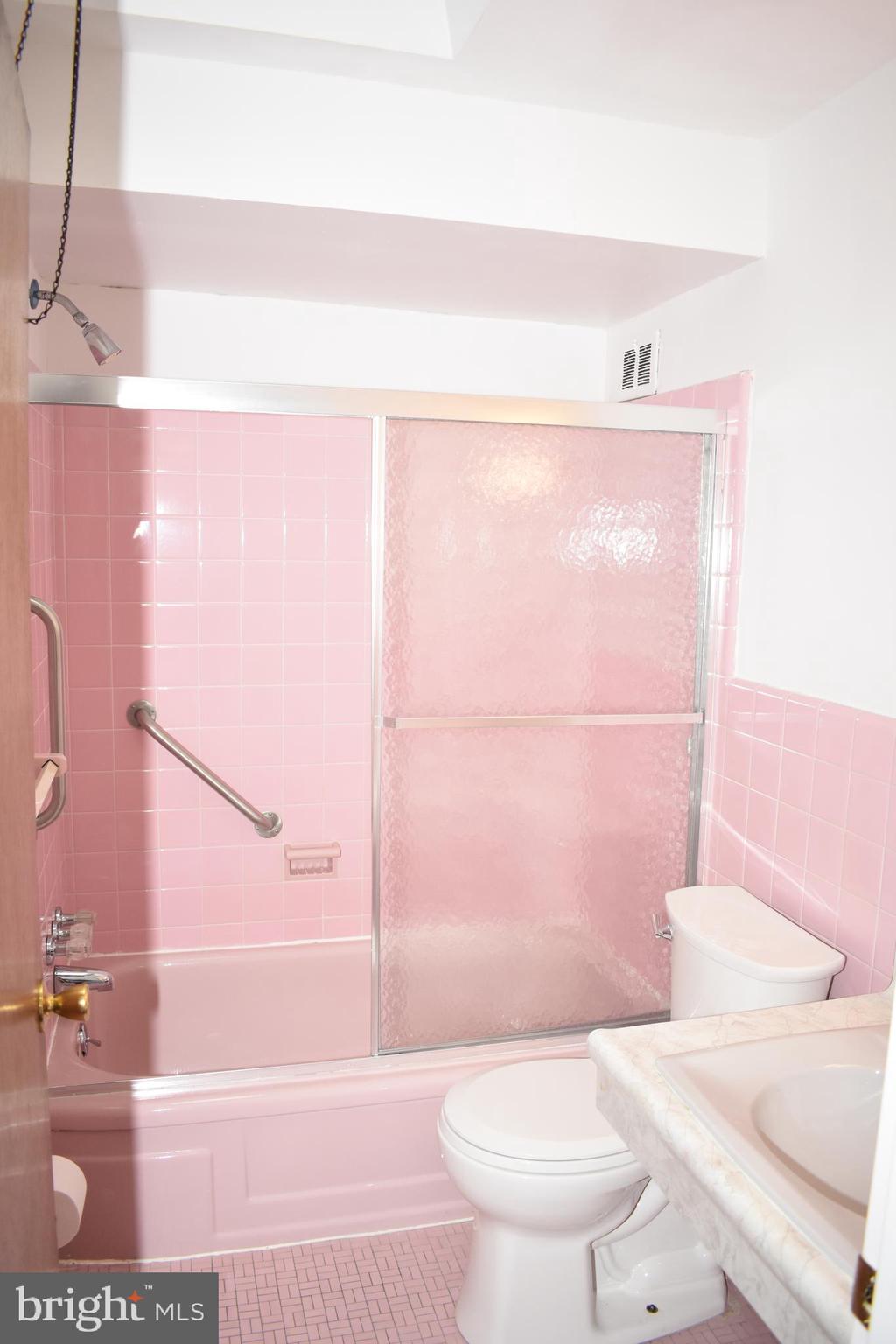 2723 East Country Club Road Philadelphia, PA 19131 - Photo 14 of 24 Hall Bath