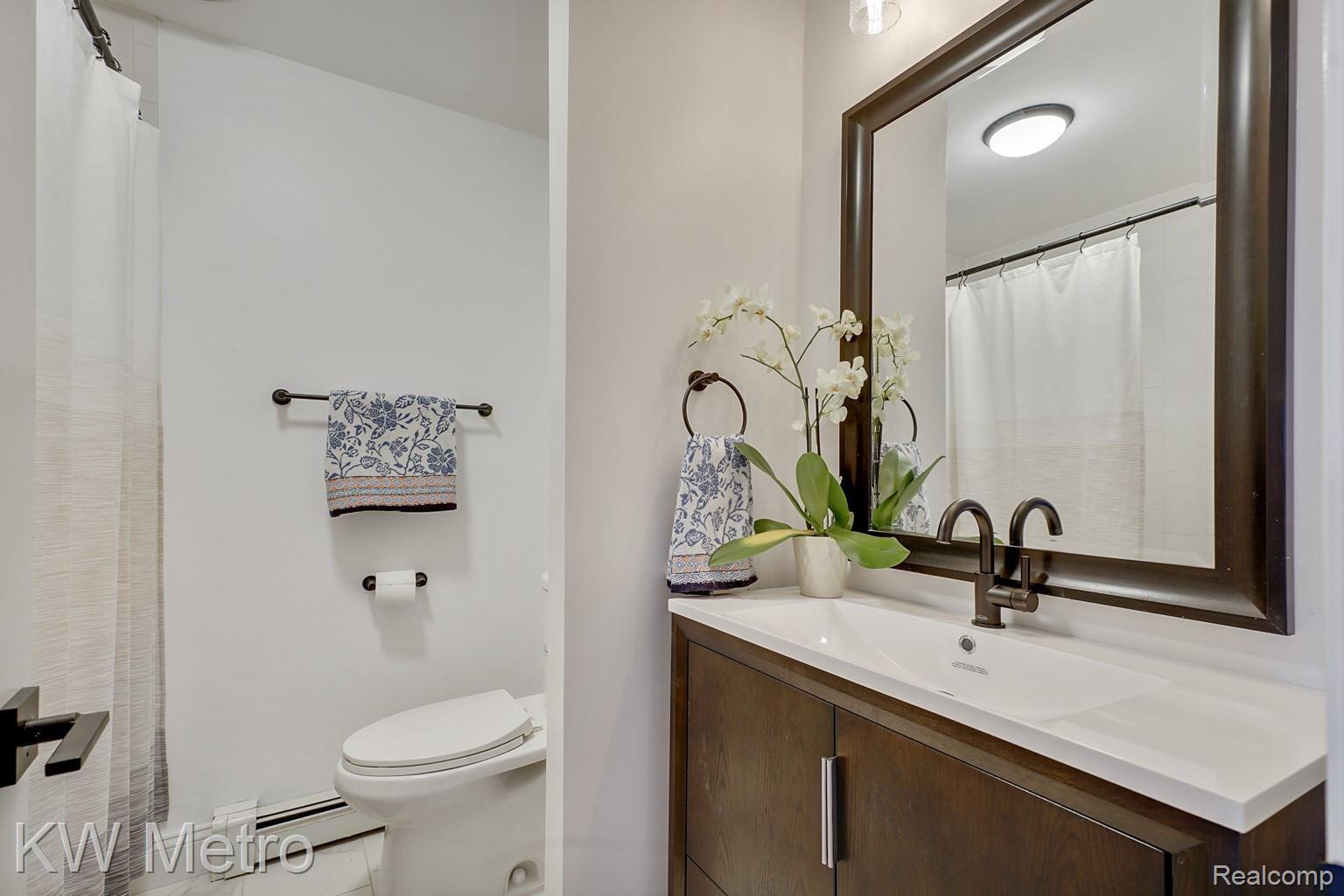 4917 North Crooks Road Royal Oak, MI 48073 - Photo 11 of 13 dsc05868-dsc05870.jpg