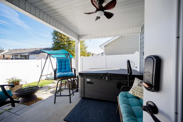 a view of backyard with a garden