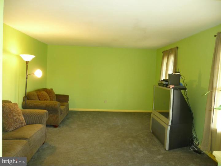 11 Viereck Road Woolwich Township, NJ 08085 - Photo 4 of 24 Living Room