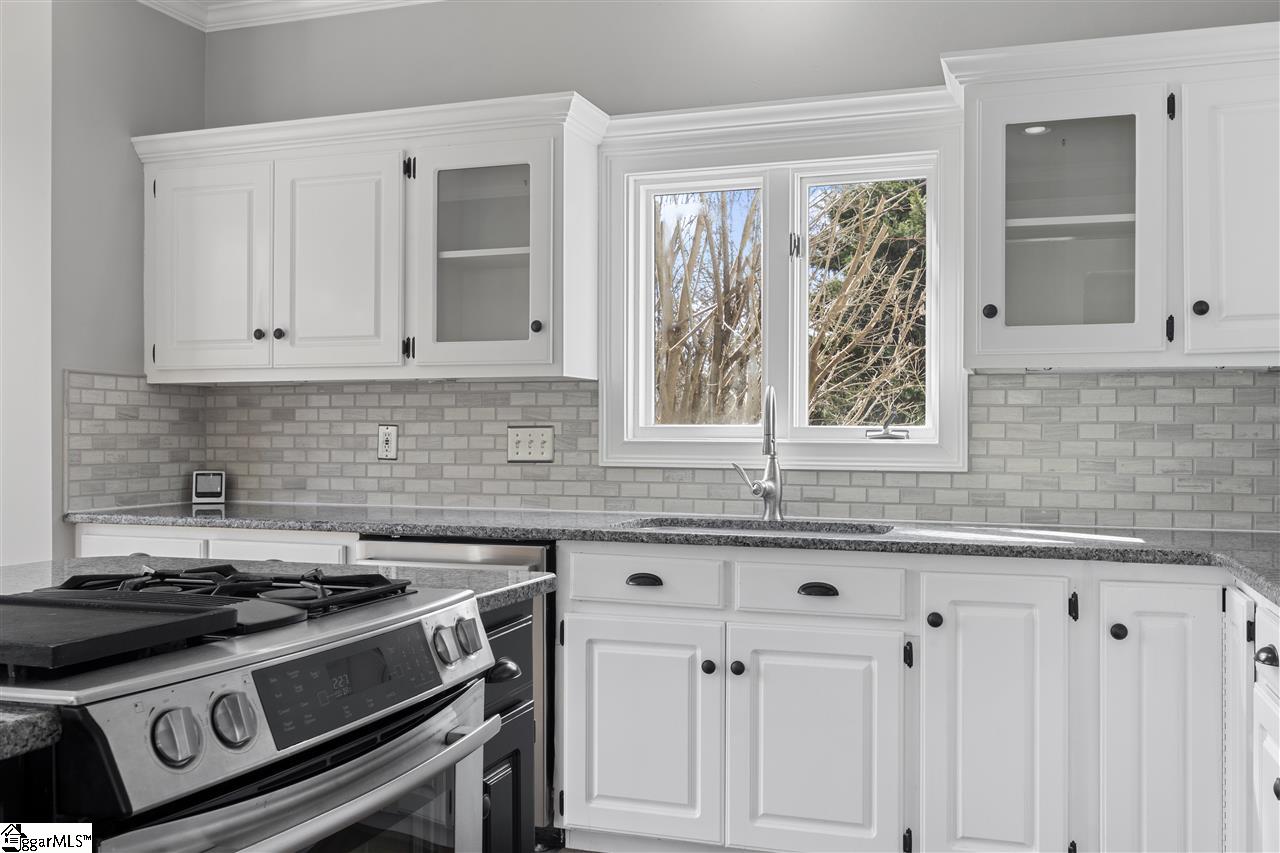 609 Abbey Road Easley, SC 29642 - Photo 6 of 36 Gallery Image 6