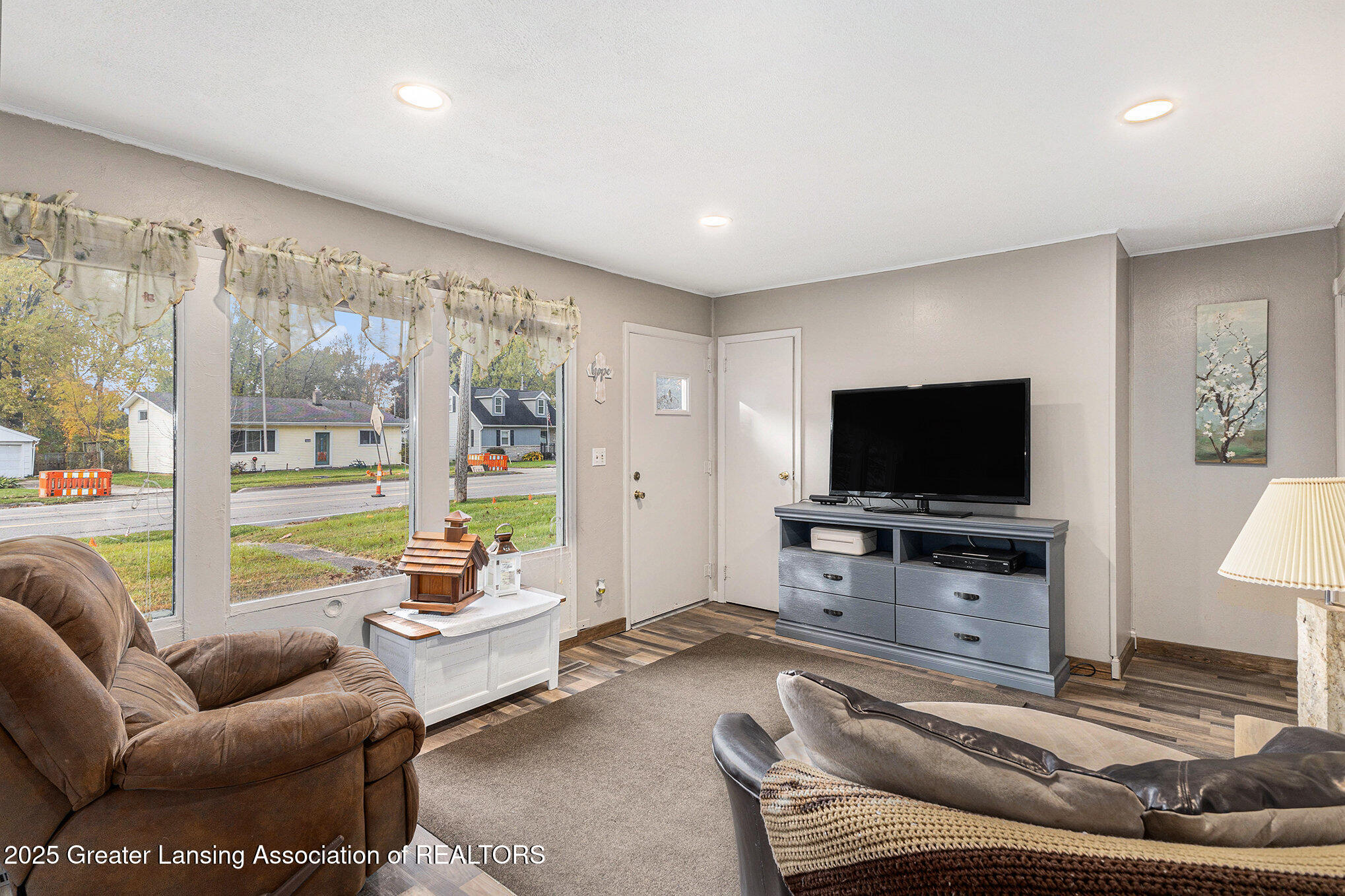 4592 Holt Road Holt, MI 48842 - Photo 3 of 14 Living Room