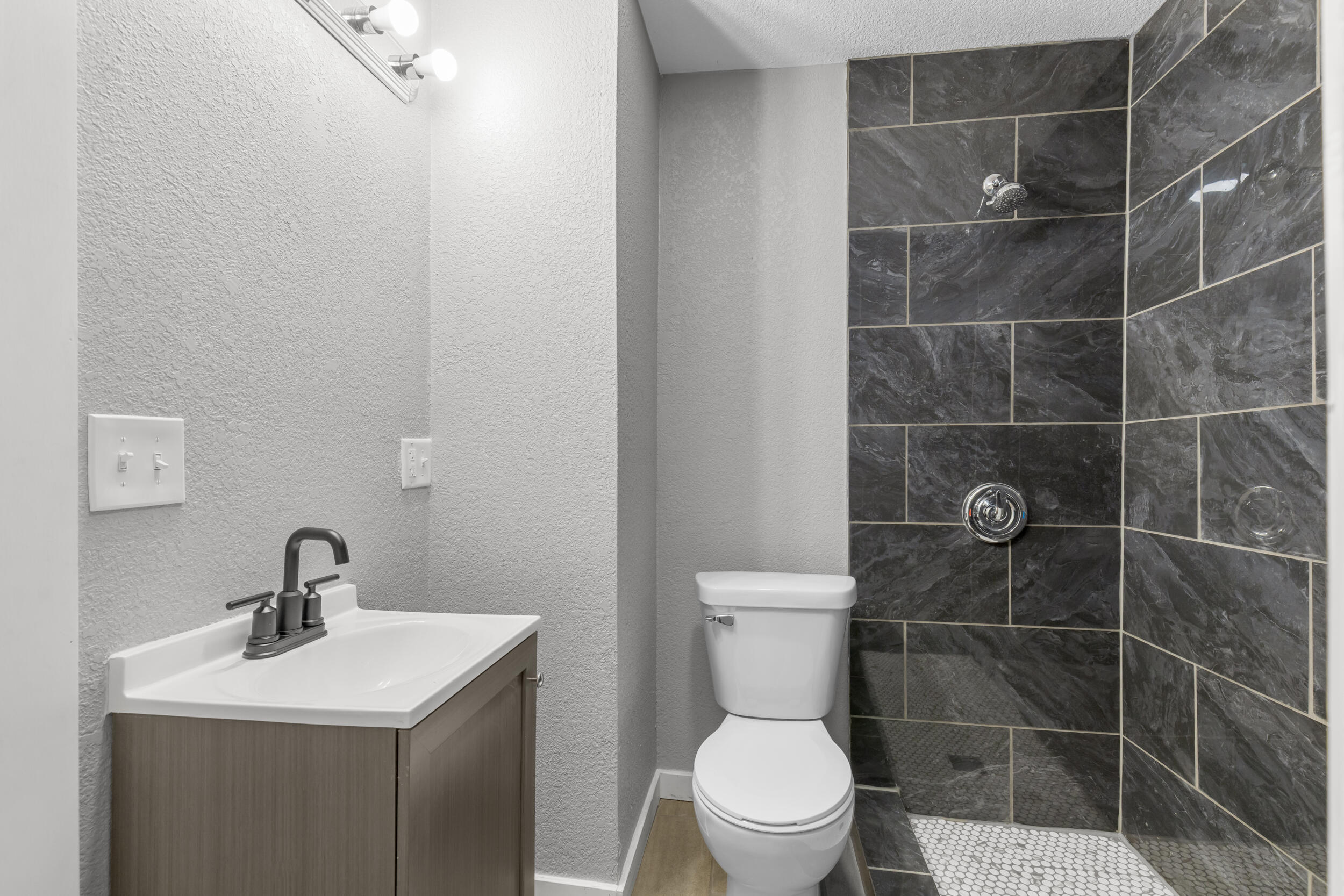 3139 North 11th Street Milwaukee, WI 53206 - Photo 13 of 16 Bathroom