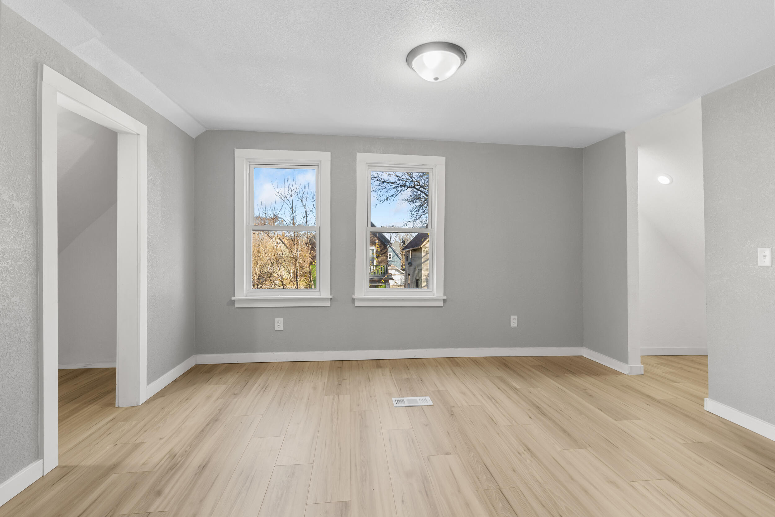 3139 North 11th Street Milwaukee, WI 53206 - Photo 4 of 16 Living room