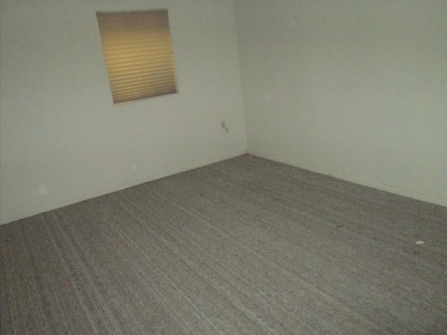 1855 Koehling Road Northbrook, IL 60062 - Photo 9 of 17 an empty room with a bench