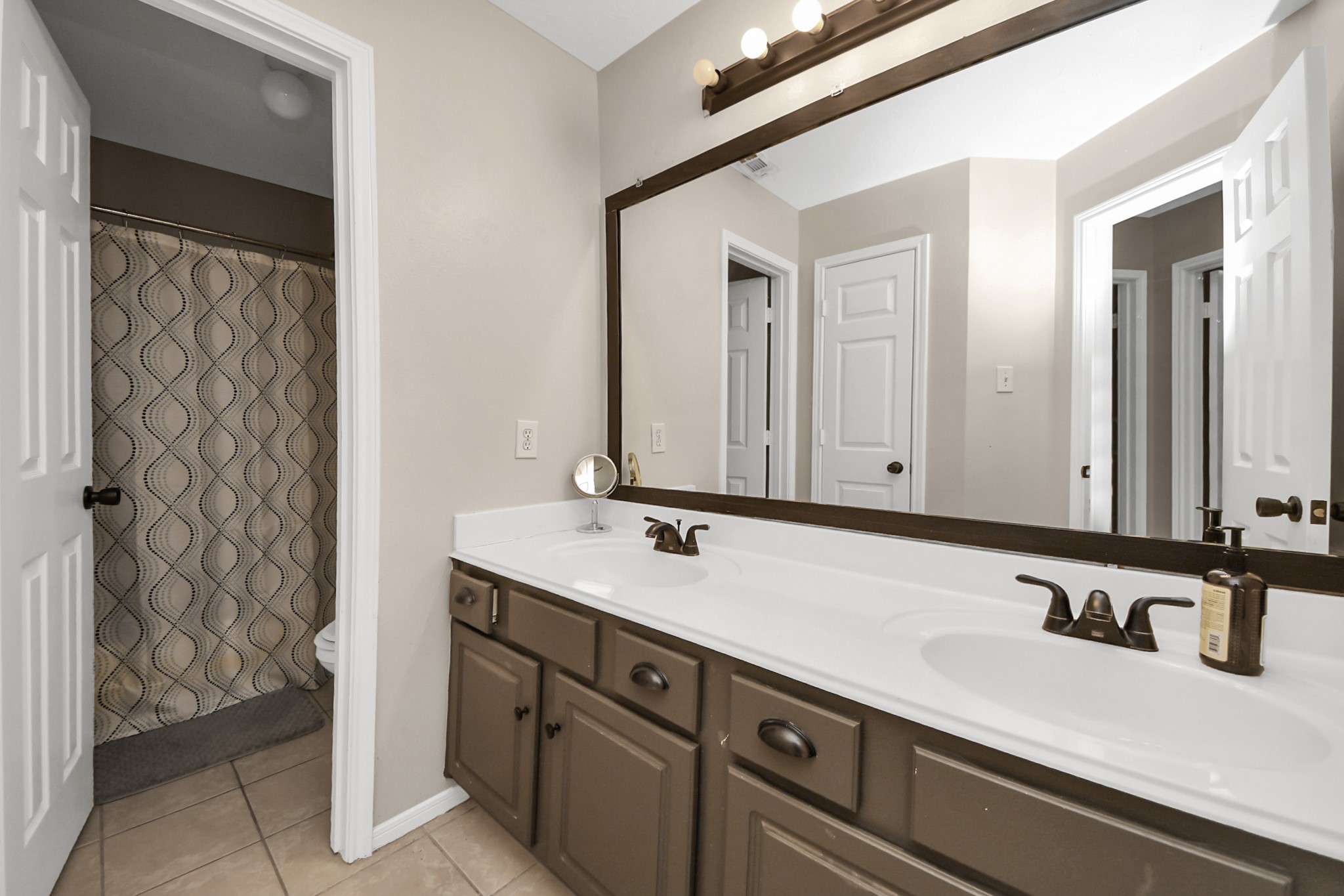 10514 Ravens Way Baytown, TX 77523 - Photo 21 of 50 Secondary bathroom upstairs