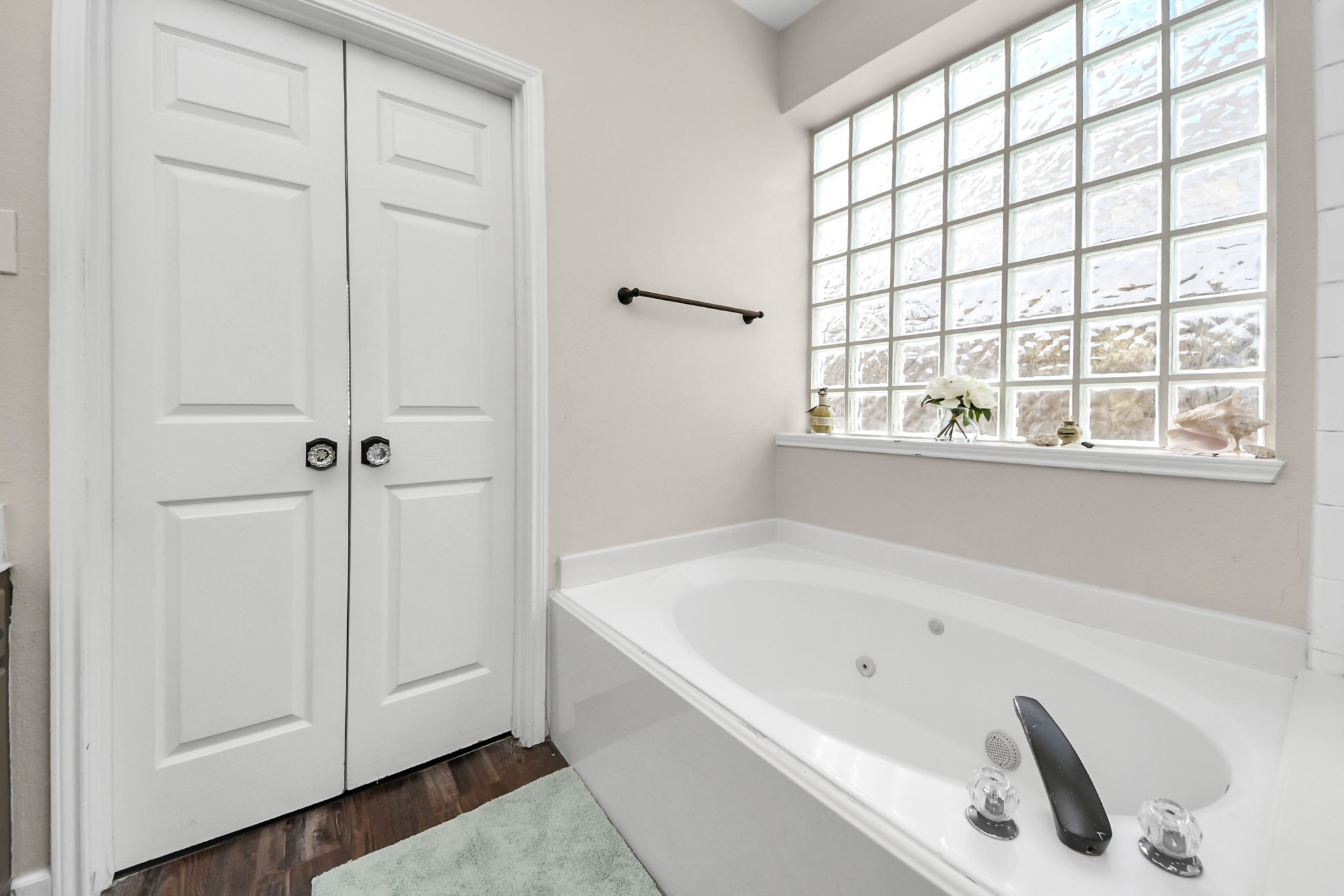 10514 Ravens Way Baytown, TX 77523 - Photo 46 of 50 Focusing on the tub area, emphasizing the spacious layout and functionality.