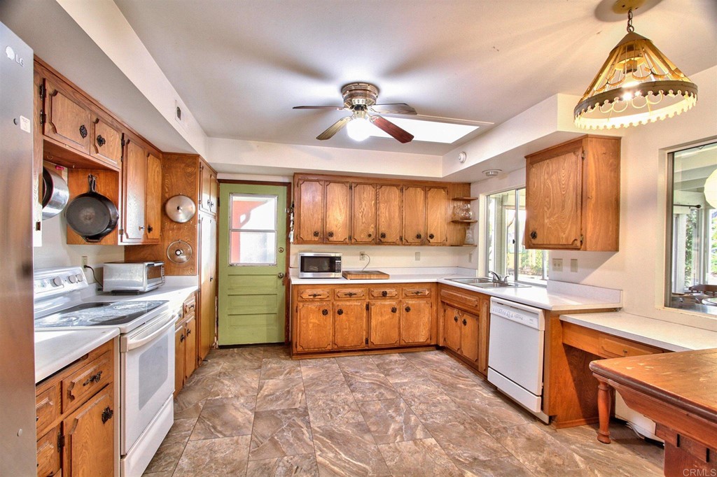 31256 Vía Puerta Del Sol Bonsall, CA 92003 - Photo 11 of 35