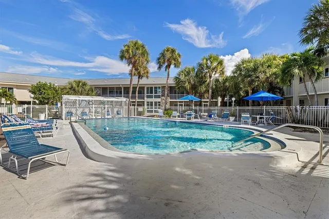 $750,000 | 500 South Washington Drive, Unit 2A, Sarasota, FL 34236