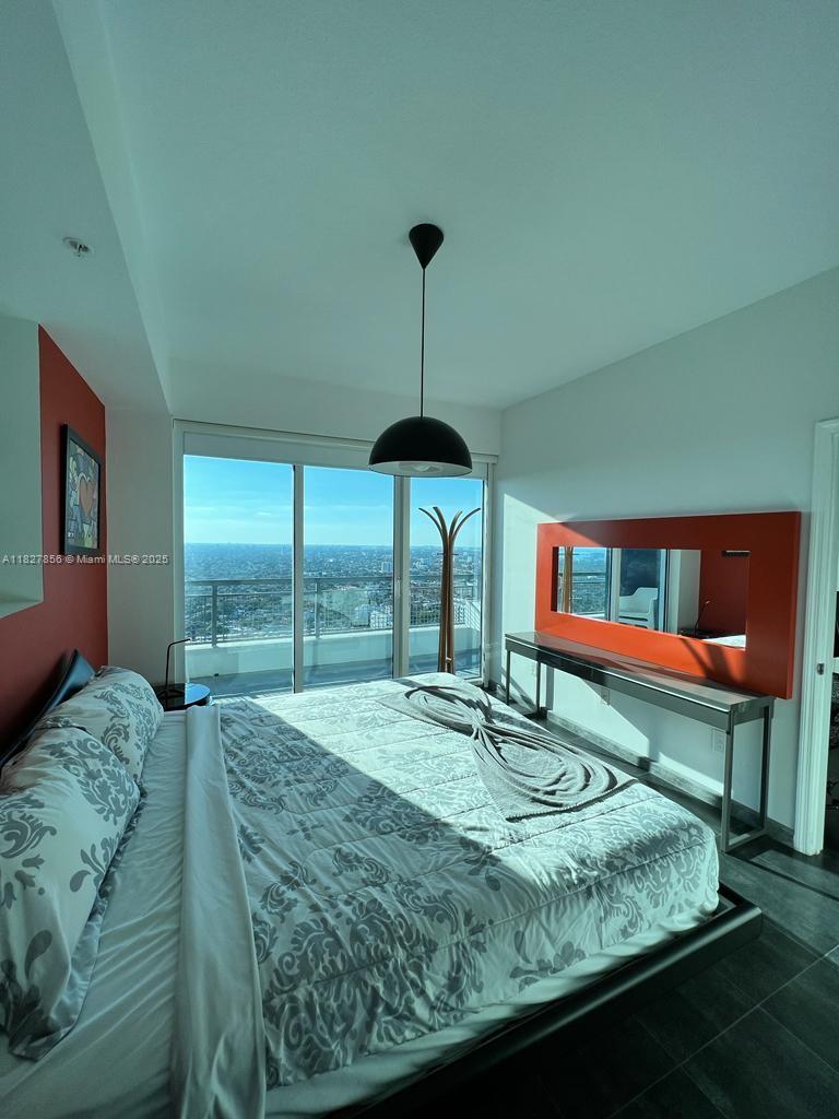 60 Southwest 13th Street, Unit 3407 Miami, FL 33130 - Photo 12 of 24 a living room with couch and a table