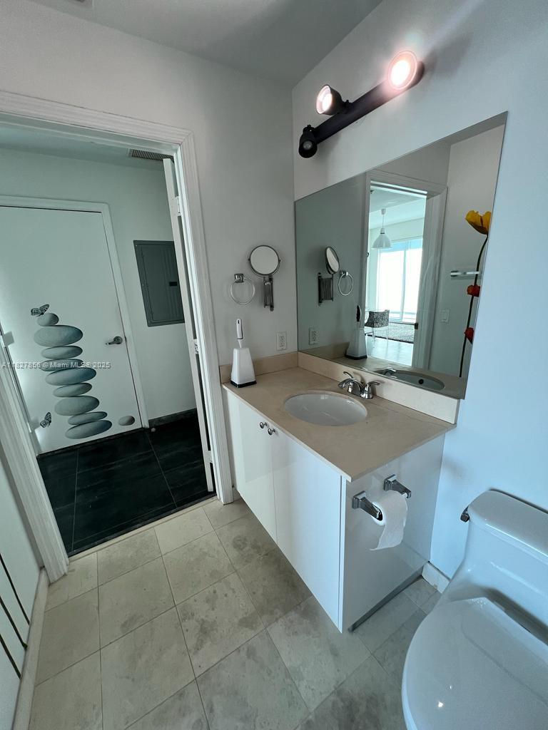 60 Southwest 13th Street, Unit 3407 Miami, FL 33130 - Photo 8 of 24 a spacious bathroom with a sink and a mirror