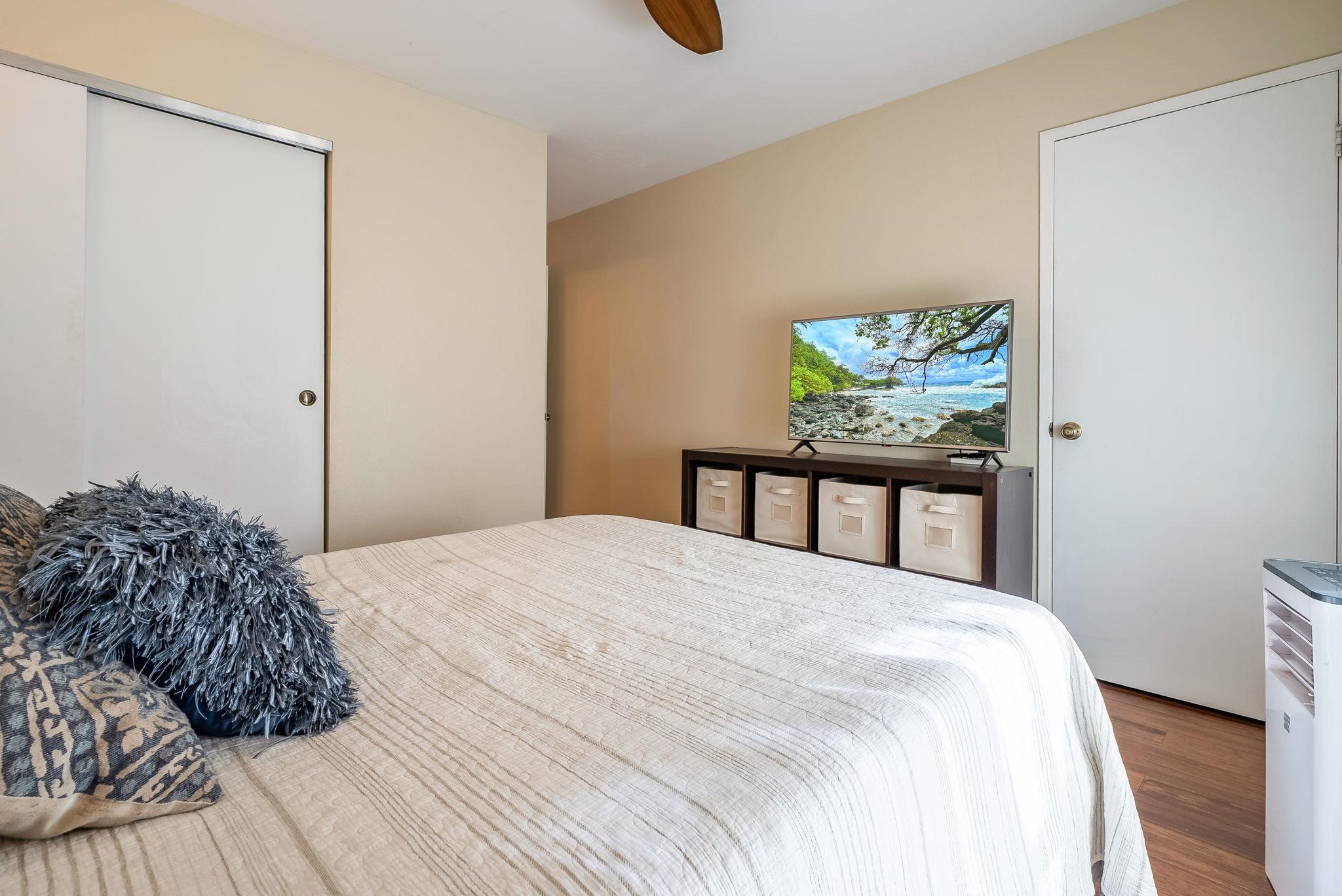480 Kenolio Road, Unit 6204 Kihei, HI 96753 - Photo 22 of 44 a bedroom with a bed and a window