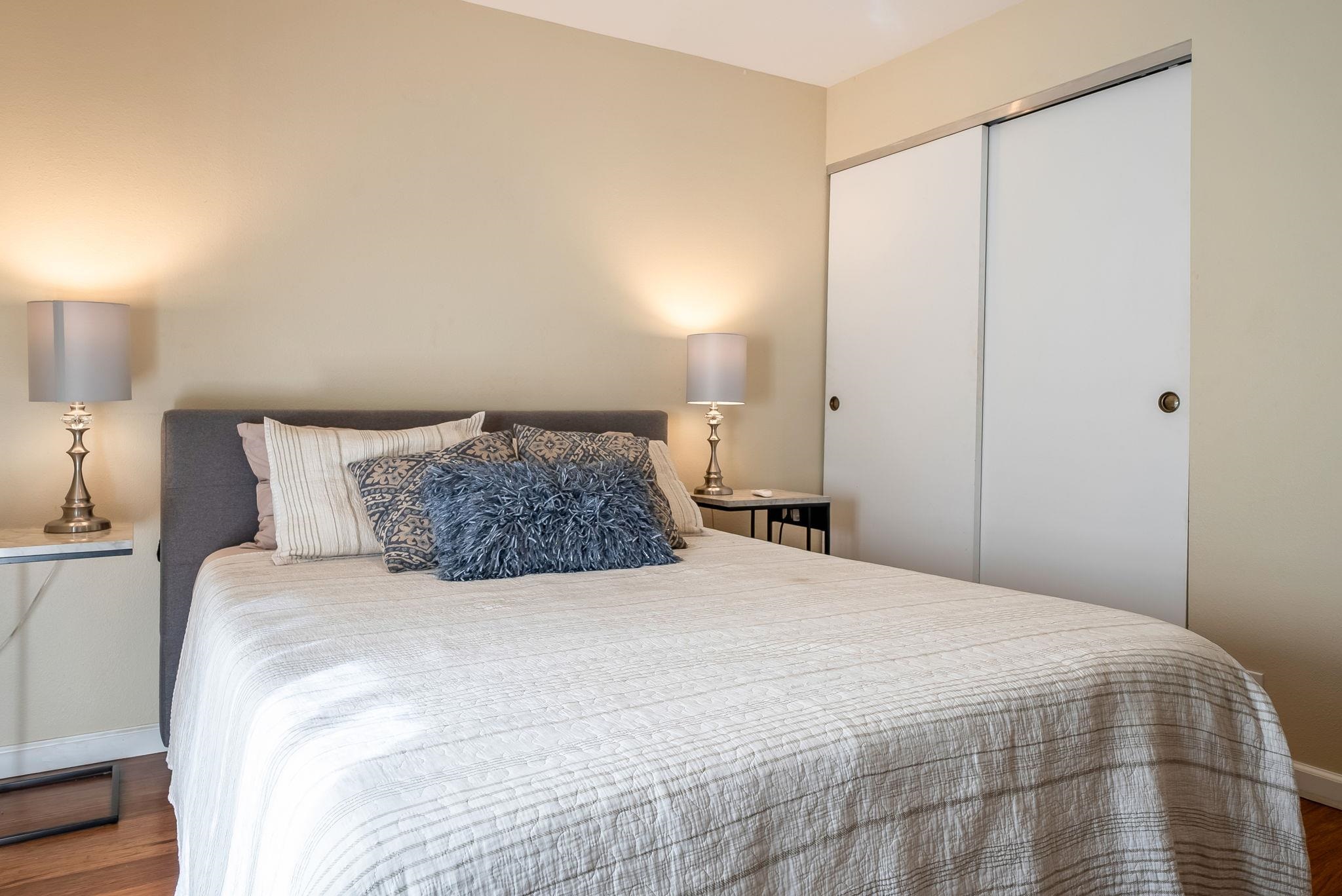 480 Kenolio Road, Unit 6204 Kihei, HI 96753 - Photo 23 of 44 a bedroom with a bed and a lamp on the dresser