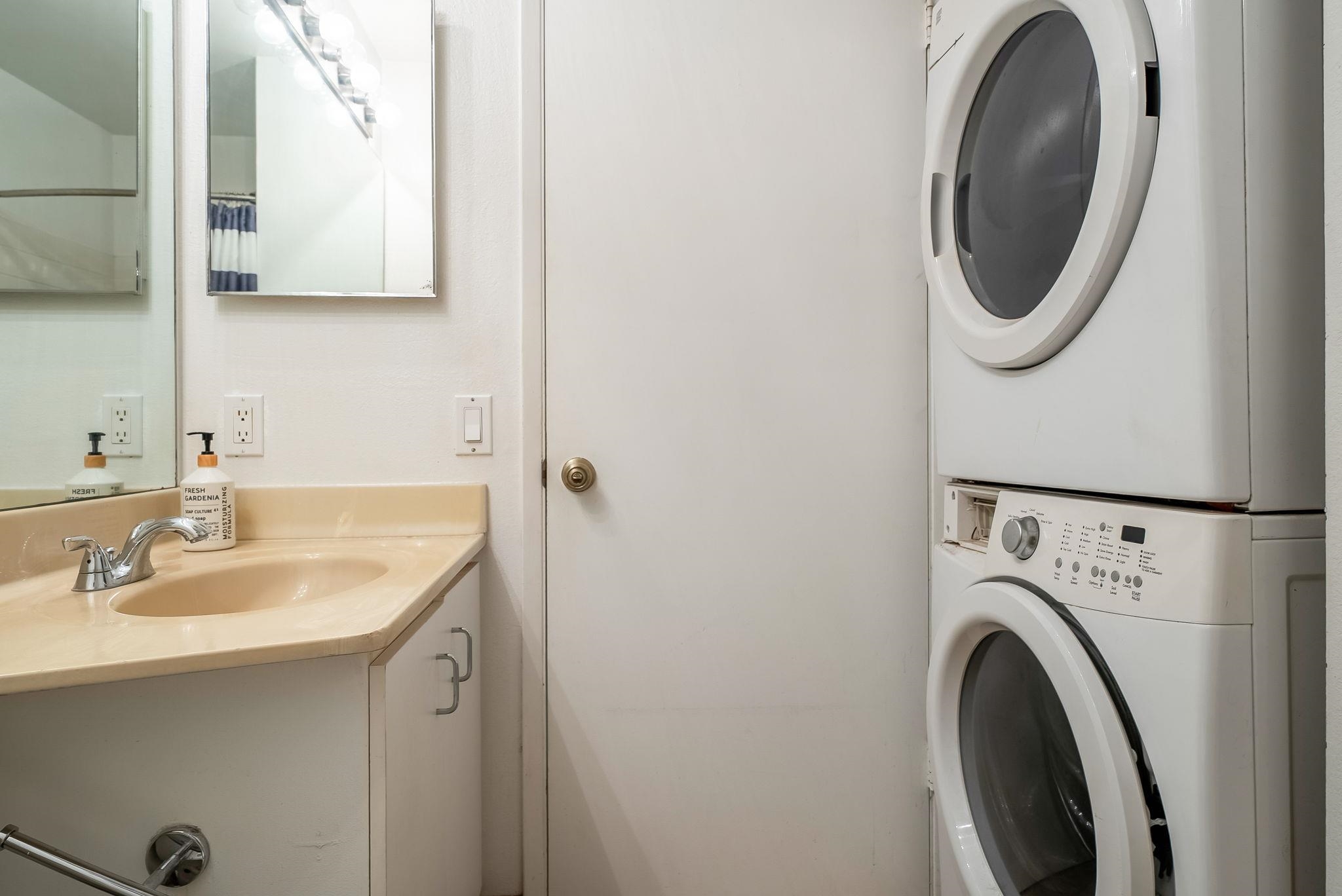 480 Kenolio Road, Unit 6204 Kihei, HI 96753 - Photo 27 of 44 a bathroom with a sink and a mirror