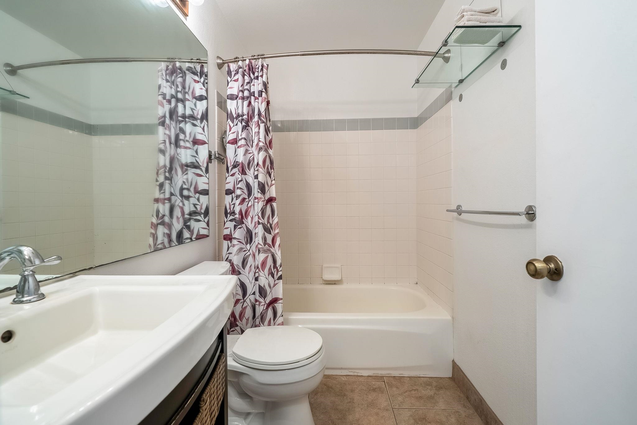 480 Kenolio Road, Unit 6204 Kihei, HI 96753 - Photo 33 of 44 a bathroom with a sink a toilet and shower