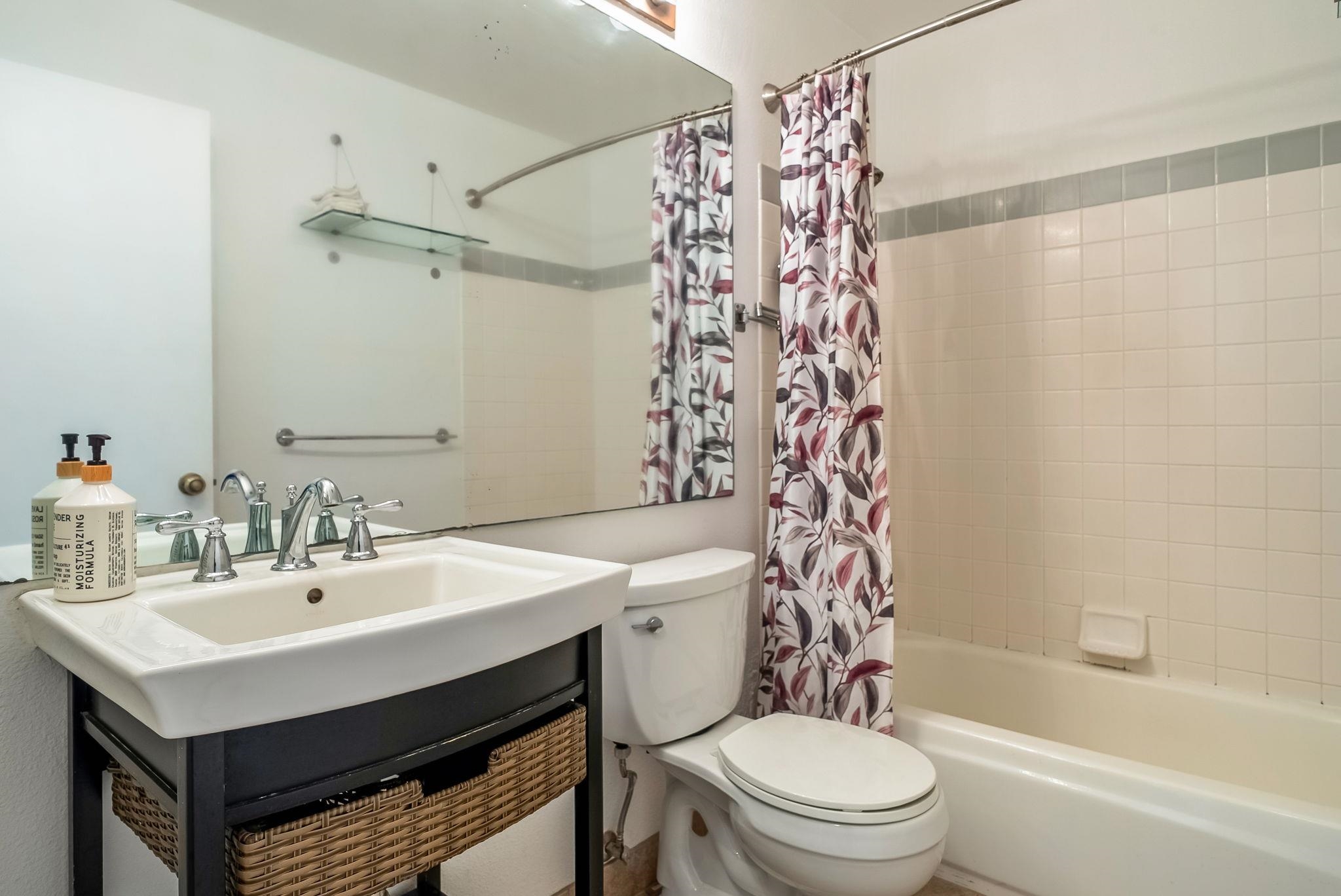480 Kenolio Road, Unit 6204 Kihei, HI 96753 - Photo 34 of 44 a bathroom with a sink toilet and shower