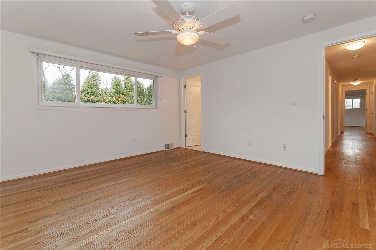 575 South Rosedale Court Grosse Pointe, MI 48236 - Photo 24 of 40 31341027-23.JPG