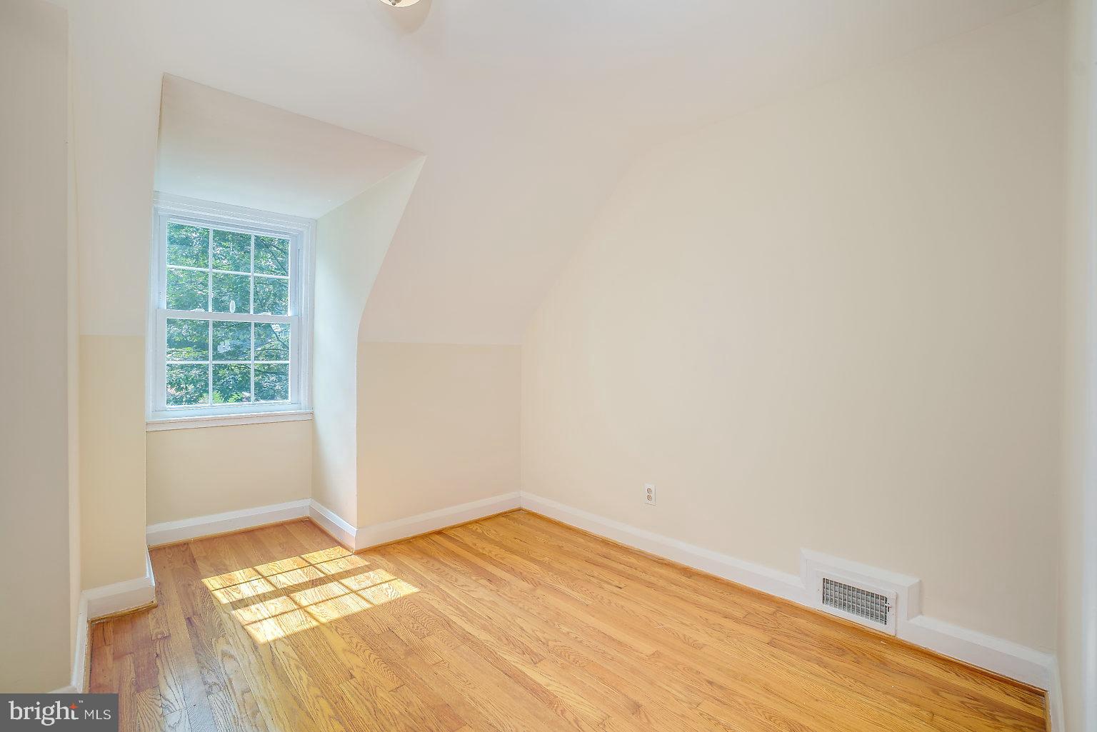 604 Carysbrook Road Baltimore, MD 21208 - Photo 24 of 38 Third bedroom