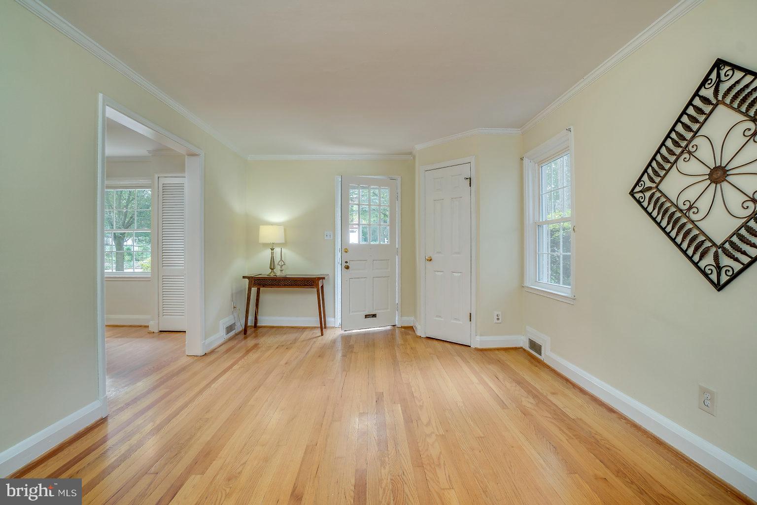 604 Carysbrook Road Baltimore, MD 21208 - Photo 5 of 38 Enter into the family room