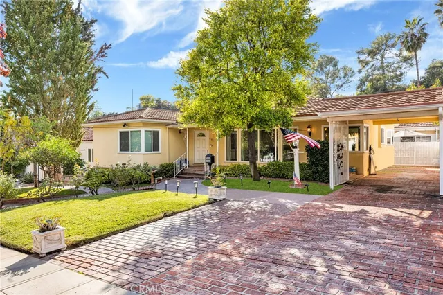 a view of a house with a yard