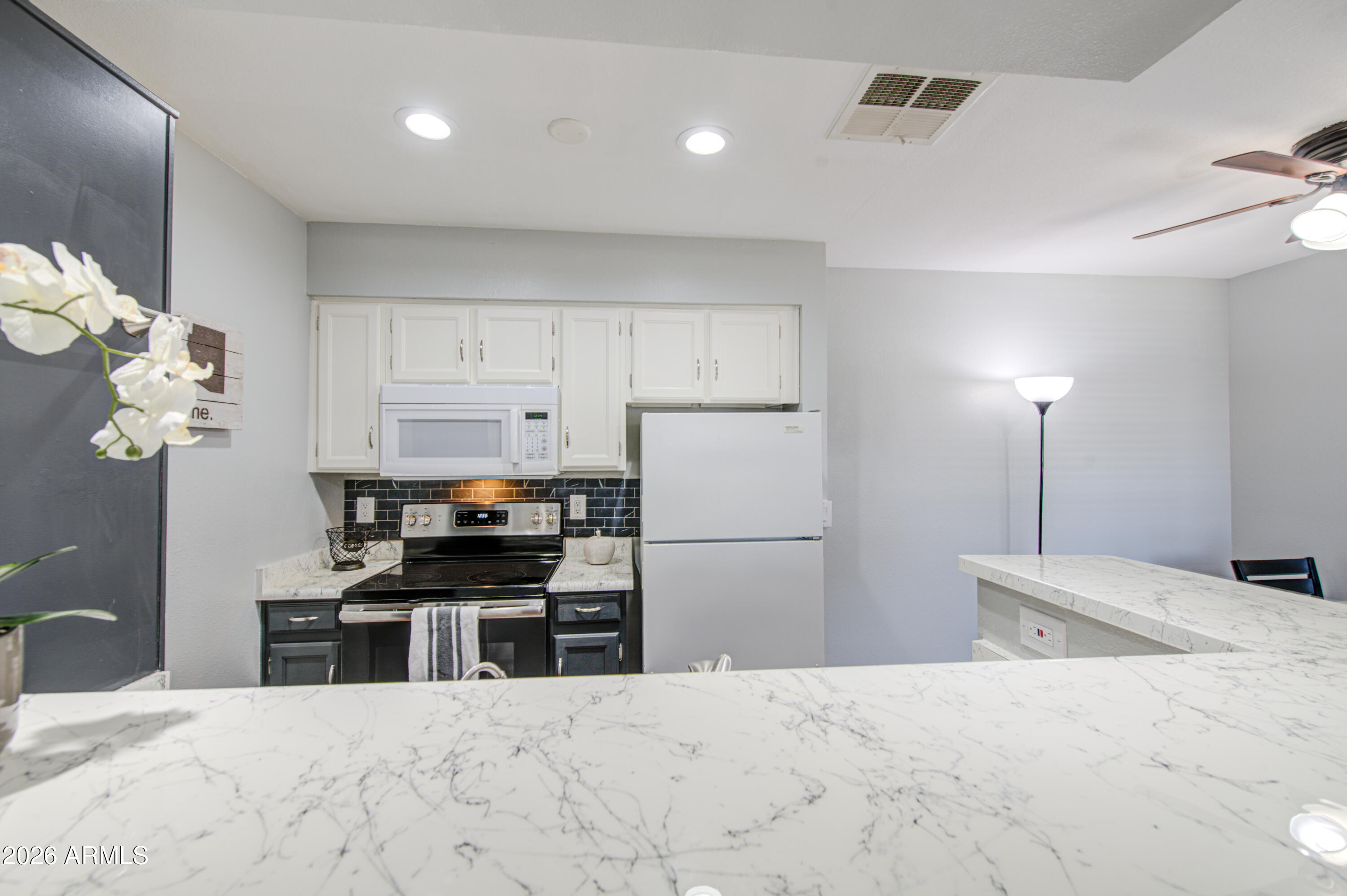 533 West Guadalupe Road, Unit 2032 Mesa, AZ 85210 - Photo 16 of 28 Kitchen 9