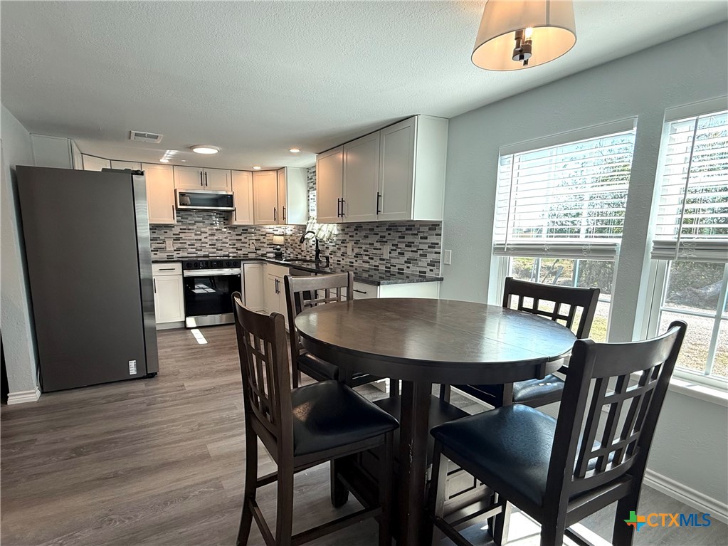 8 Marshall Road Port Lavaca, TX 77979 - Photo 9 of 31 a dining room with furniture and window
