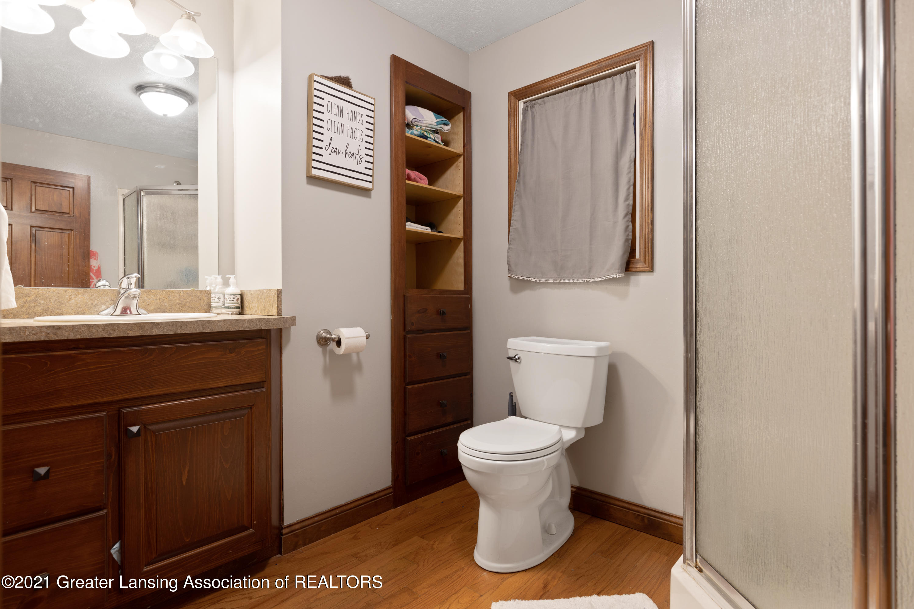 14645 Airport Road Lansing, MI 48906 - Photo 15 of 35 Main Bathroom